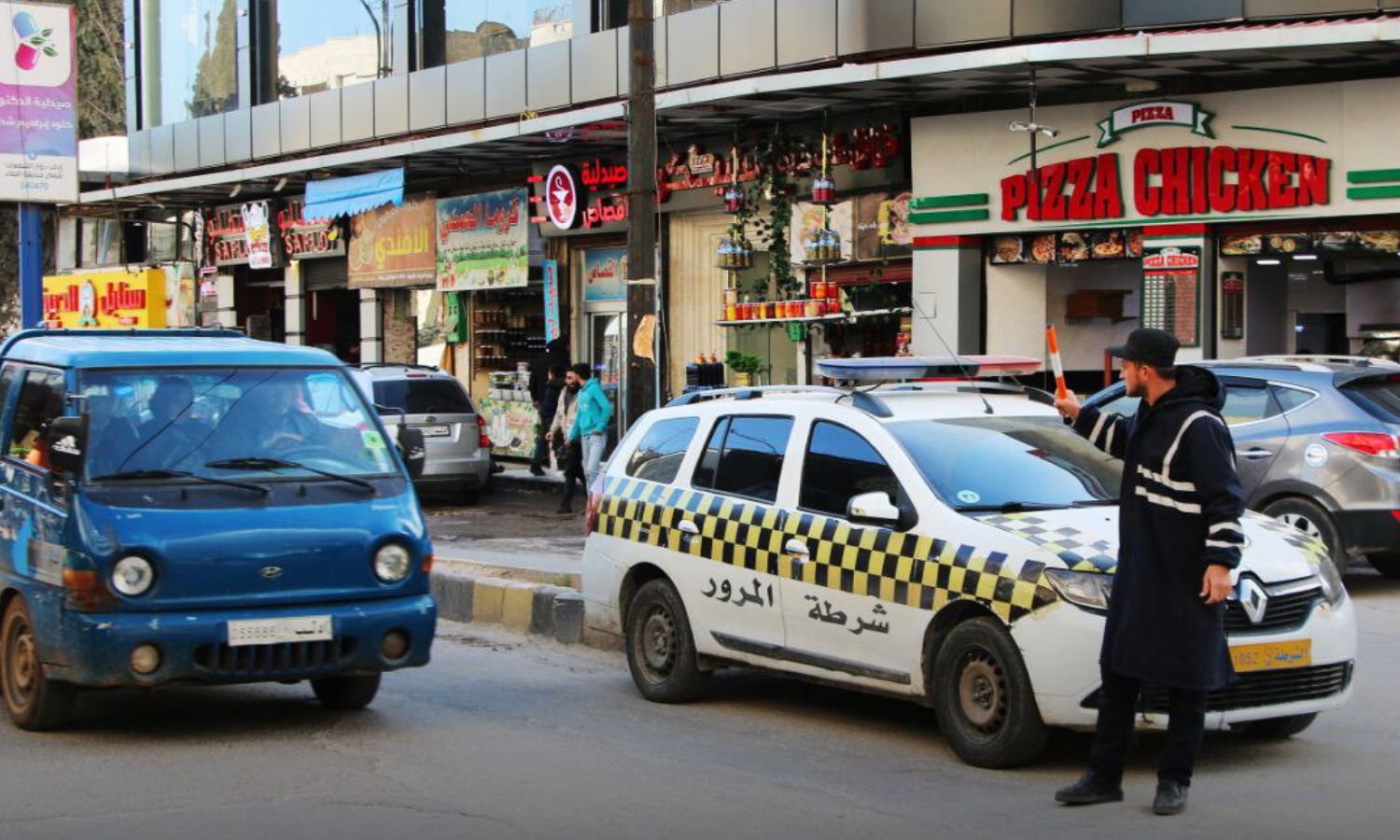 شرطي مرور في مدينة إدلب ينظم حركة السير خلال شهر رمضان- 29 من آذار 2023 (وكالة أنباء الشام)