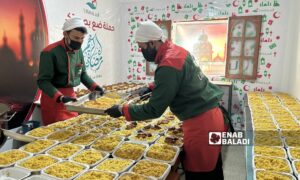 مطبخ خيري يعد وجبات الإفطار في ريف دركوش بإدلب- 4 نيسان 2023 (عنب بلدي/ محمد نعسان دبل)
