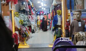محل لبيع الألبسة في أسواق مدينة إدلب شمالي سوريا- 12 من نيسان 2023 (عنب بلدي/ أنس الخولي)
