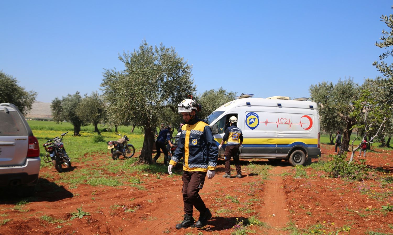 متطوعون في "الدفاع المدني السوري" ينقلون شخصًا إلى المستشفى استهدفه طيران مسيّر مجهول الهوية على أطراف بلدة كللي شمالي إدلب- 3 من نيسان 2023 (الدفاع المدني/ فيس بوك)