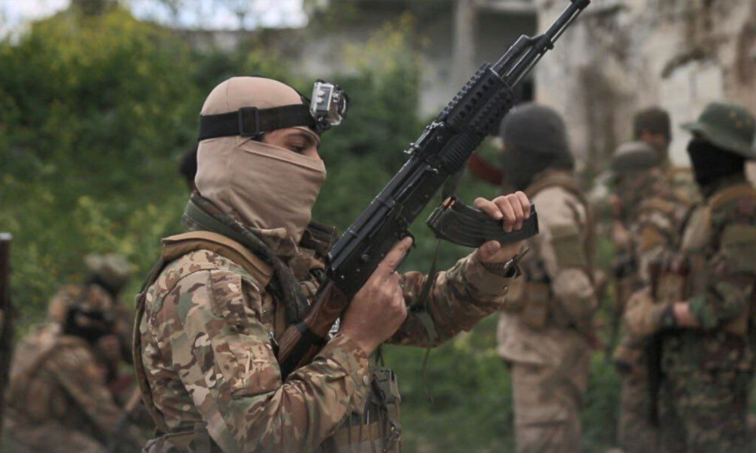 مقاتلون في كتائب "خالد بن الوليد" التابعة لـ"تحرير الشام" خلال تدريبات عسكرية شمالي سوريا- 29 من آذار 2023 (أمجاد)
