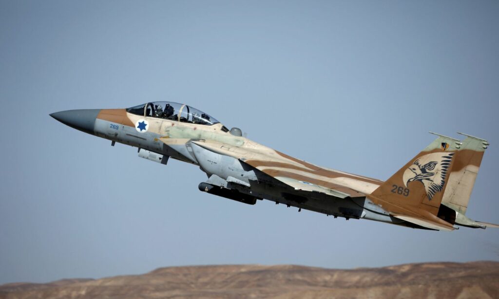 طائرة مقاتلة إسرائيلية من طراز F-15 تقلع خلال تمرين بين طواقم من القوات الجوية الأمريكية والإسرائيلية في قاعدة "عوفدا"- 16 من أيار 2017 (رويترز / أمير كوهين)