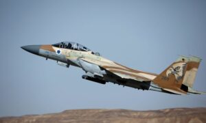 طائرة مقاتلة إسرائيلية من طراز F-15 تقلع خلال تمرين بين طواقم من القوات الجوية الأمريكية والإسرائيلية في قاعدة 