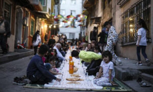 إفطار رمضاني جماعي في حي الفاتح في اسطنبول (صالح علي فزلي أوغلو/ الأناضول)
