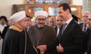 مدير أوقاف ريف دمشق خضر شحرور ورئيس النظام السوري بشار الأسد في مسجد 
