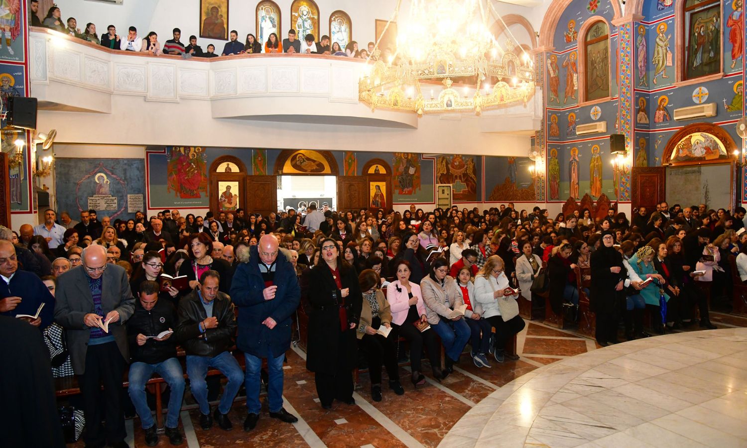 مسيحيون يقيمون صلاة المديح (الدور الثالث) في كنيسة "ميخائيل وجبرائيل" في مدينة اللاذقية شمال غربي سوريا- 18 من آذار 2023 (مطرانية اللاذقية للروم الأرثوذكس/ فيس بوك)