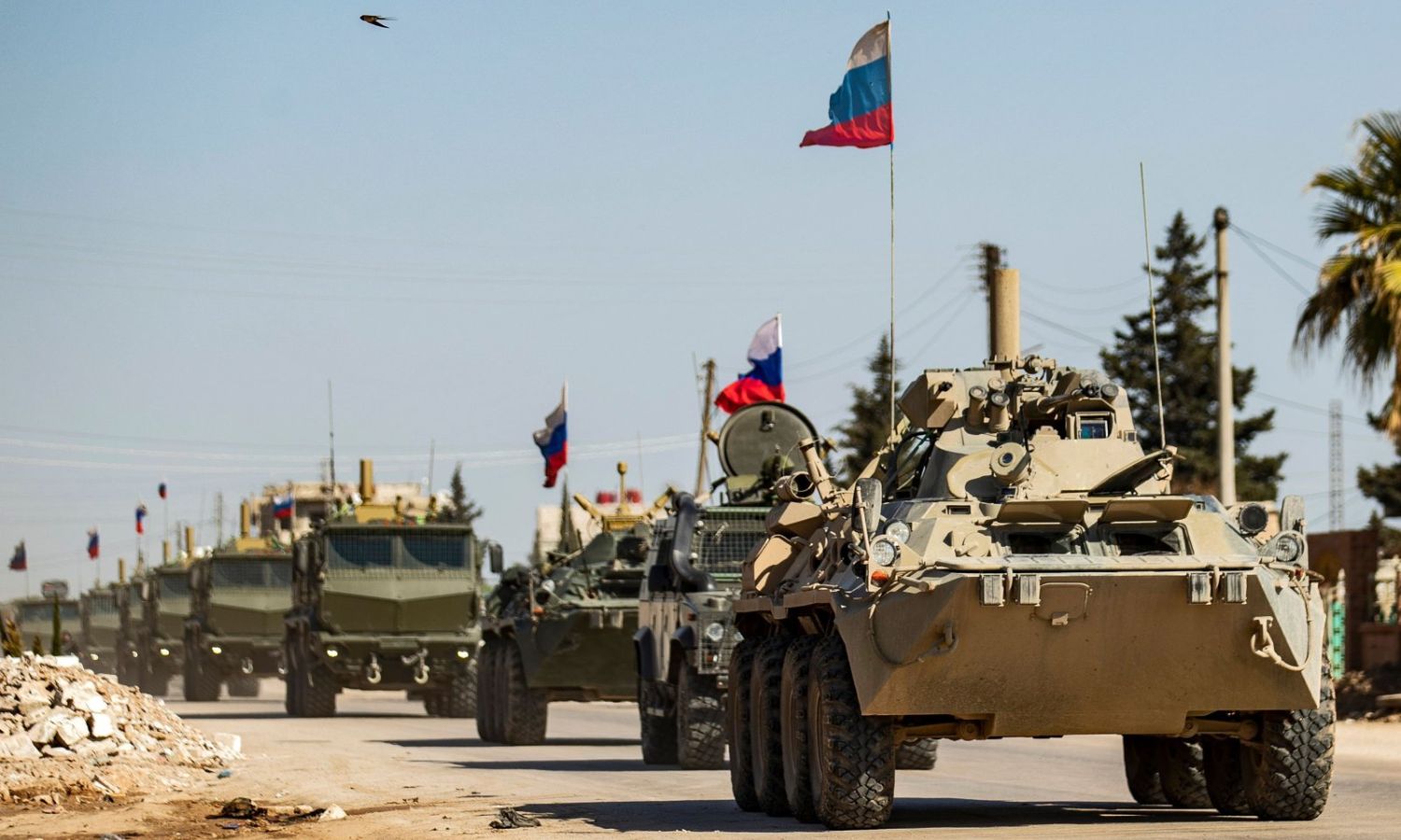 آليات عسكرية روسية تسير من تل تمر إلى مطار "القامشلي" شمال شرقي سوريا- 9 من آذار 2020 (AFP)