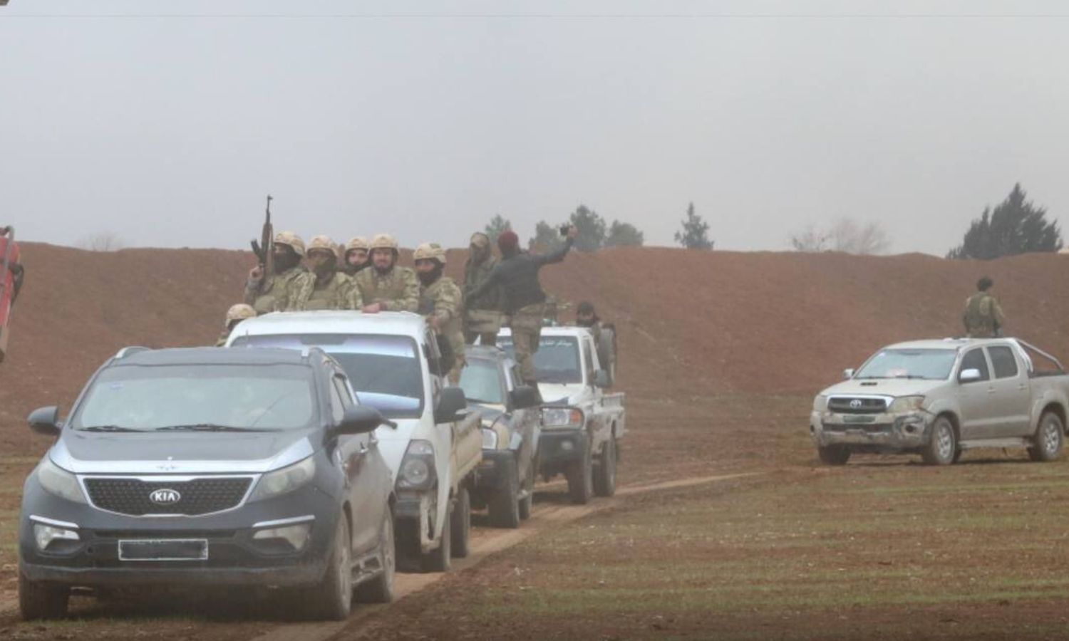 مقاتلون في "الجيش الوطني السوري" قرب خطوط التماس مع "قوات سوريا الديمقراطية" في منطقة رأس العين بريف الحسكة- 8 من شباط 2022 (عزم/ تويتر)