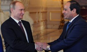 الرئيس المصري عبد الفتاح السيسي يصافح نظيره الروسي فلاديمير بوتين في القاهرة (أ ف ب)