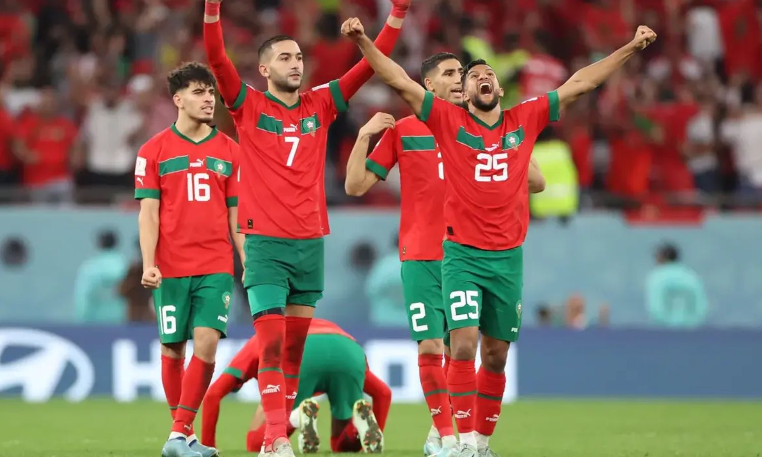 لاعبو المنتخب المغربي يحتفلون بتسجيل هدف الفوز على البرازيل في مباراة ودية في مدينة طنجة- 26 من آذار 2023 (Getty Images/ The ringer)
