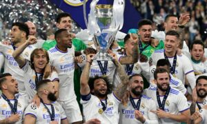 لاعبو ريال مدريد يحتفلون بلقب دوري أبطال أوروبا للمرة الـ14 في تاريخ الفريق- 29 من أيار 2022 (CNN/AFP/Getty Images)
