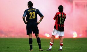 روي كوستا من ميلان وماركو ماتيراتزي من إنتر خلال توقف مباراة الناديين في دوري أبطال أوروبا بعد إلقاء شماريخ وألعاب نارية - 12 من نيسان 2005 (Reuters)
