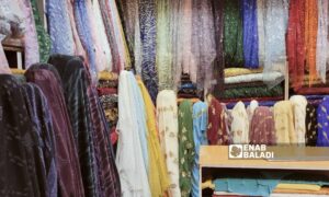 أقمشة متنوعة تستخدم في خياطة الزي العربي للنساء في محافظة الحسكة - نيسان 2023 (عنب بلدي)
