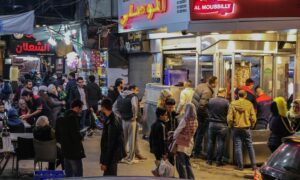 أشخاص يتجولون في سوق بمدينة دمشق- 23 من آذار 2023 (شام إف إم/ فيس بوك)
