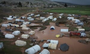 الأمطار تغمر مخيمات النازحين شمالي سوريا- 19 من آذار 2023 (الدفاع المدني السوري/ فيس بوك)
