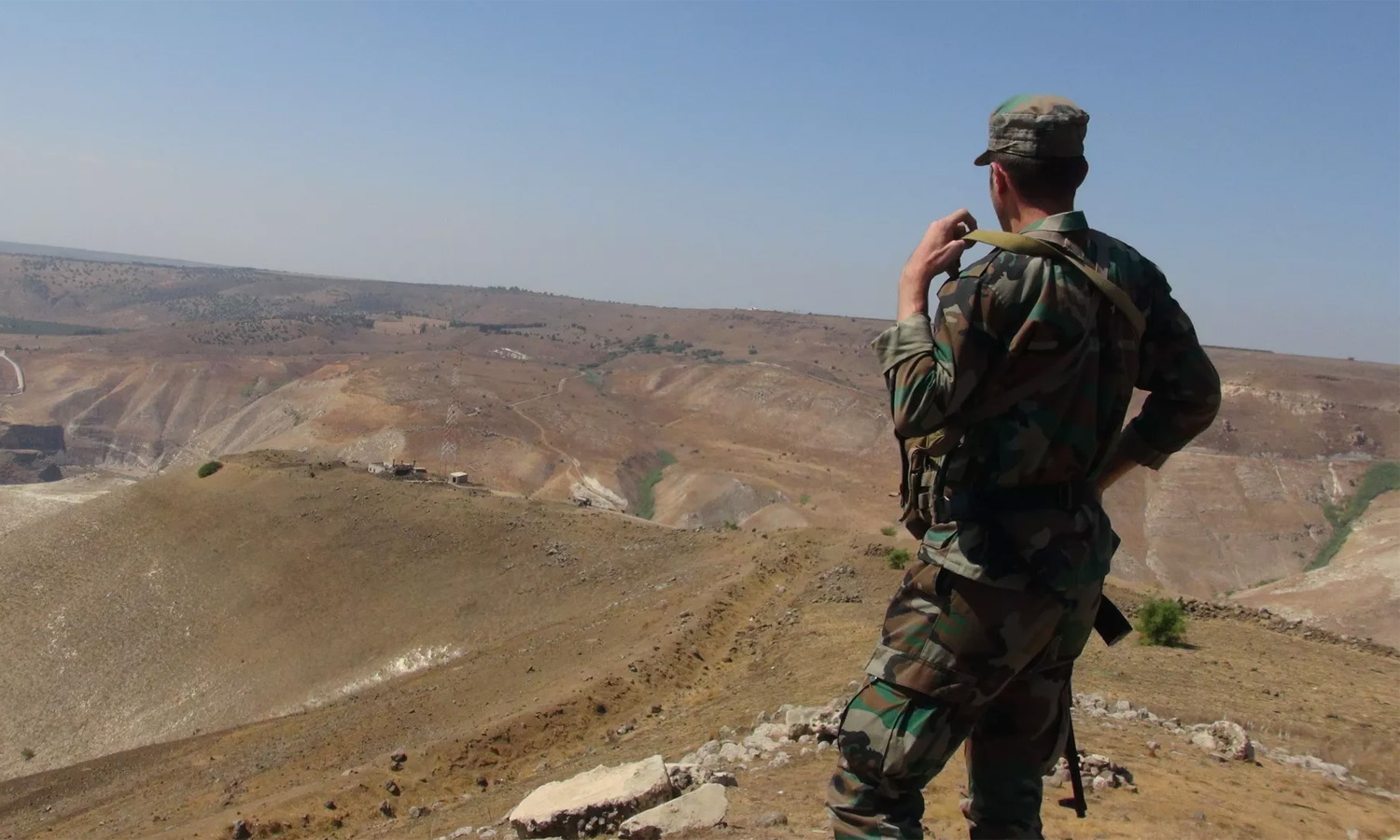 عسكري في جيش النظام السوري في محافظة القنيطرة جنوبي سوريا (سبوتنيك)
