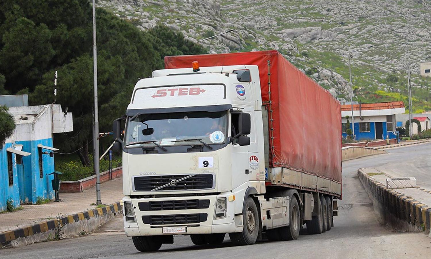 شاحنة محمّلة بمساعدات من الأمم المتحدة في معبر "باب الهوى" بإدلب – 12 من نيسان 2023 (باب الهوى/ فيس بوك)