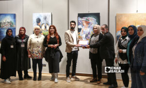 فنانون مشاركون في معرض الربيع الخامس للفنون التشكيلية في أسطنبول - 12 من أيار 2023 (عنب بلدي/ نور حمزة)