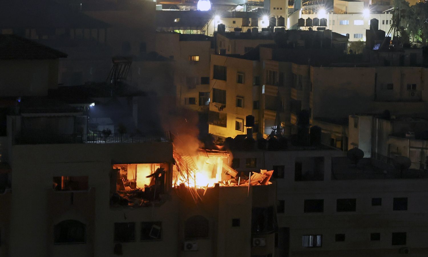 حريق في شقة بعد العدوان الإسرائيلي على القطاع- 9 من أيار 2023 (AFP)