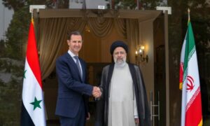 رئيس النظام السوري بشار الأسد يلتقي الرئيس الإيراني إبراهيم رئيسي في طهران- 8 من أيار 2022 (قناة العالم) 