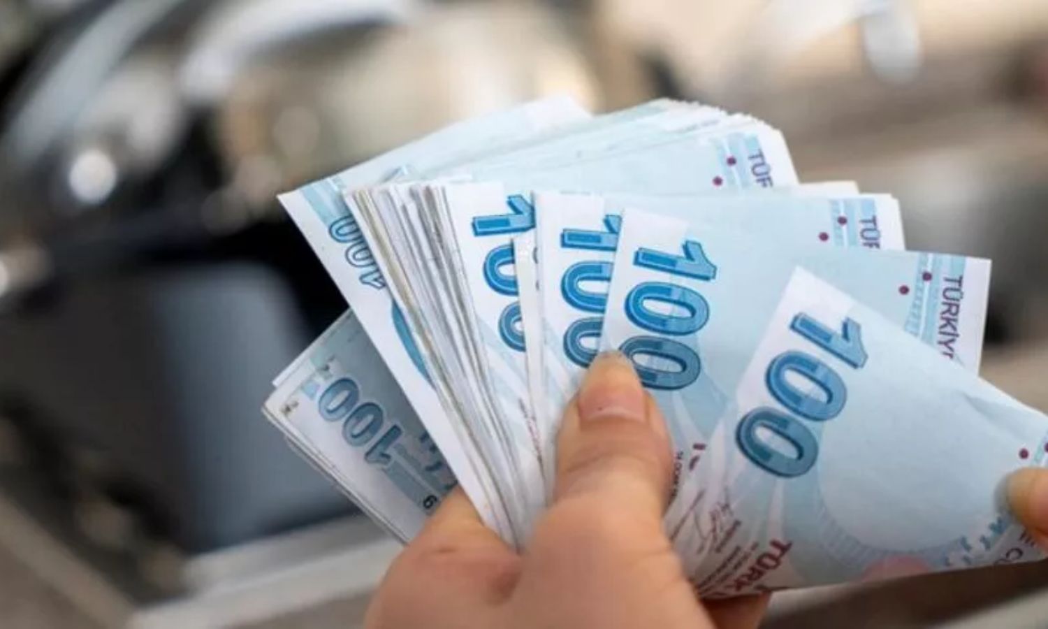 تعبيرية- قطع نقدية ورقية تركية من فئة 100 ليرة (ملييت)