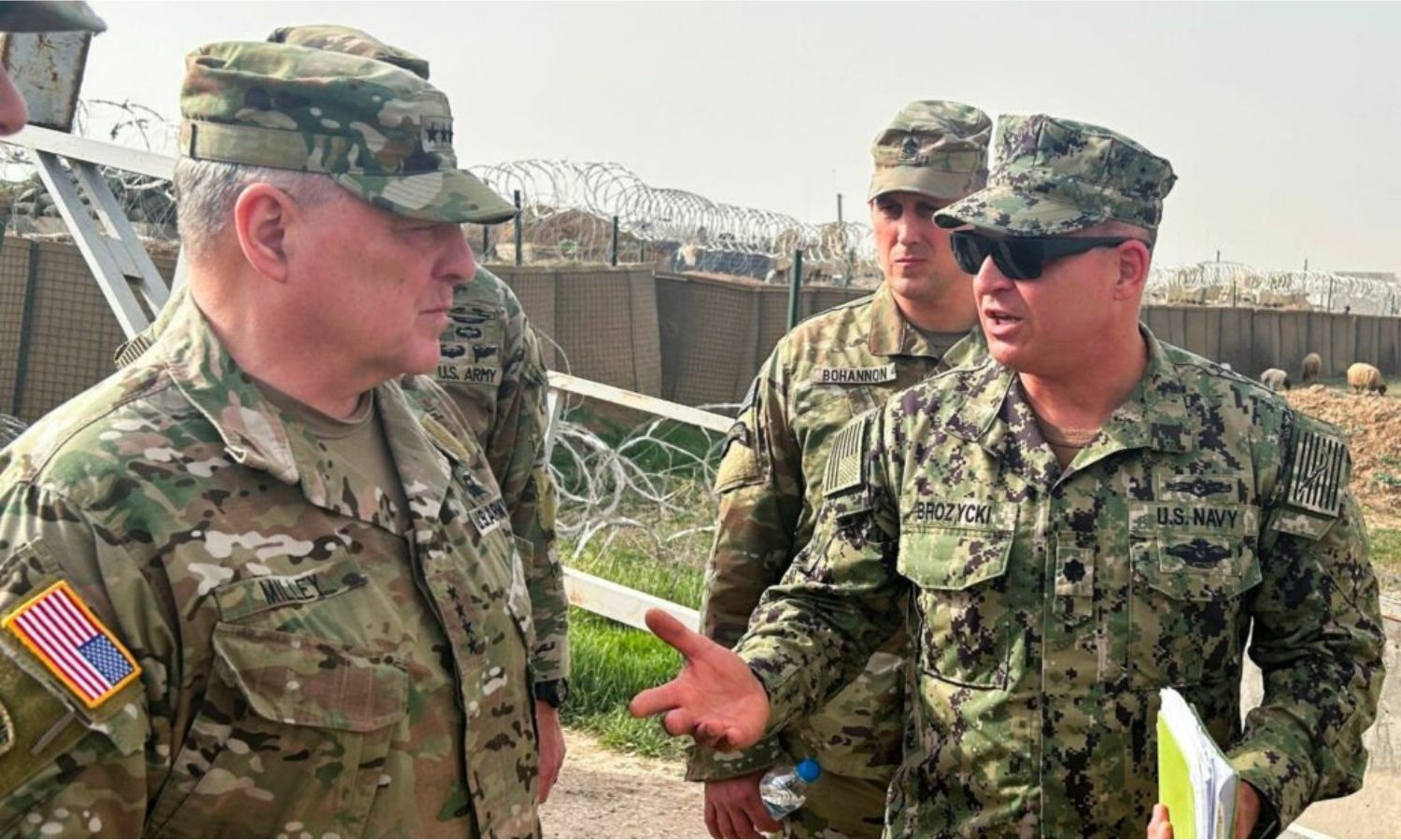 رئيس هيئة الأركان المشتركة الأمريكية الجنرال مارك ميلي يتحدث إلى مسؤولين أمريكيين في قاعدة لوجستية في شمال شرقي سوريا - 4 من آذار 2023 (رويترز)