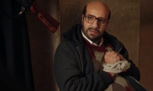 الممثل أحمد أمين في أحد مشاهد مسلسل “الصفارة”