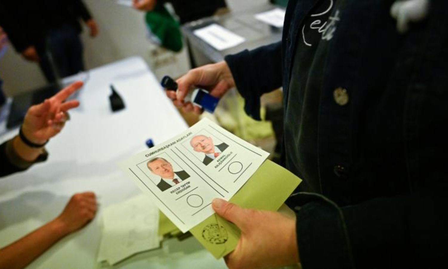 مواطن تركي يدلي بصوته في الانتخابات الرئاسية التي يتنافس فيها أردوغان وكليجدار أوغلو (TRT HABE)
