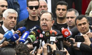 رئيس اللجنة العليا للانتخابات التركية أحمد ينار يدلي بتصريحات صحفية في أنقرة- 28 من أيار 2023 (TRT HABER)