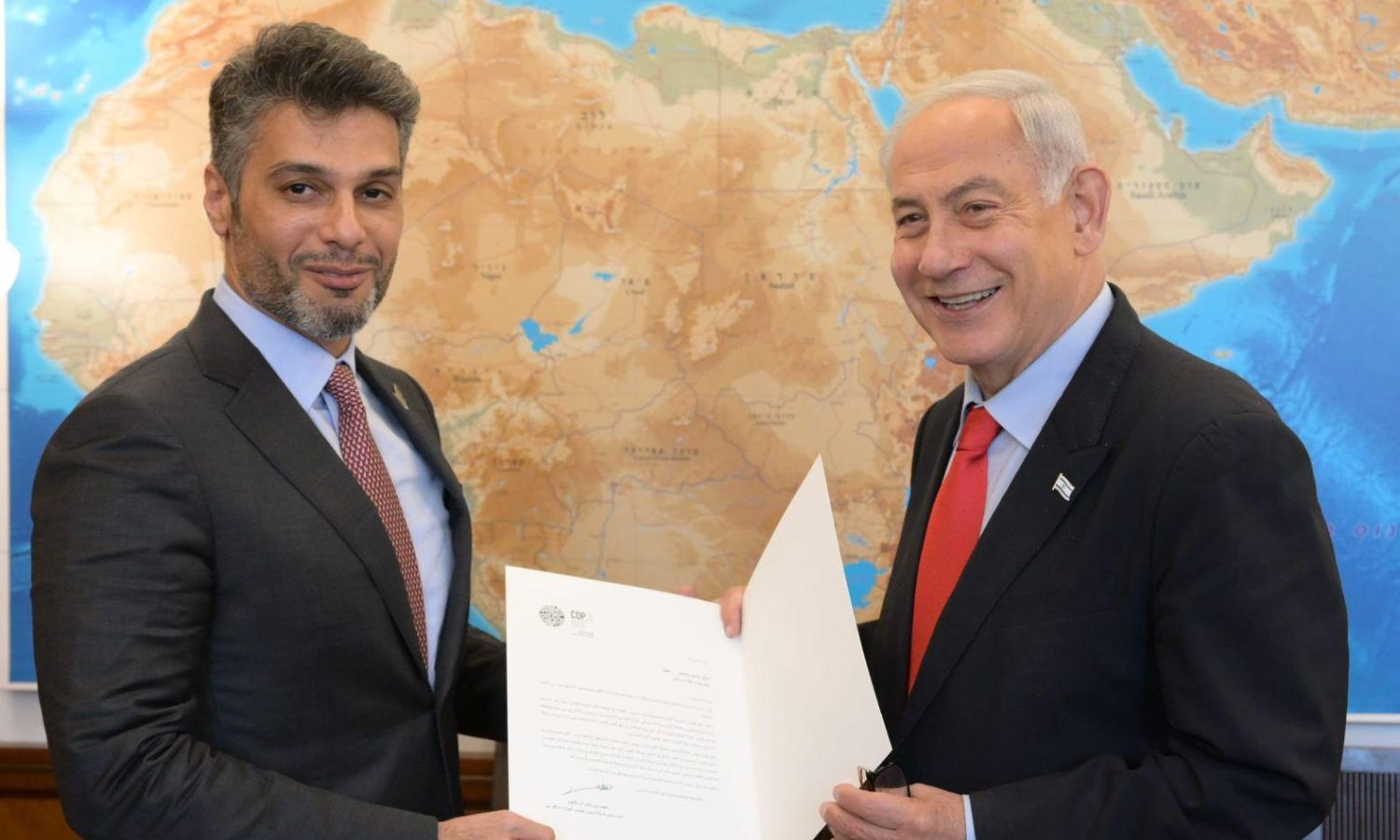 السفير الإماراتي لدى إسرائيل، محمد آل خوجة، يلتقي يسلم رئيس الحكومة الإسرائيلية، بنيامين نتنياهو، دعوة للمشاركة في قمة المناخ في دبي- 22 من أيار 2023 (GOP)