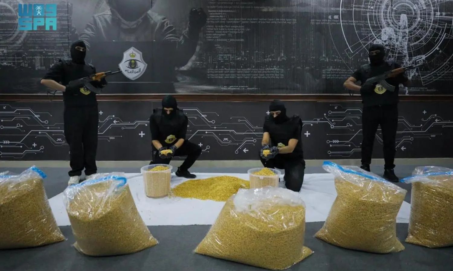 عناصر من الأمن العام السعودي يضبطون كميات كبيرة من المخدرات في الرياض- 6 من أيار 2023 (واس)