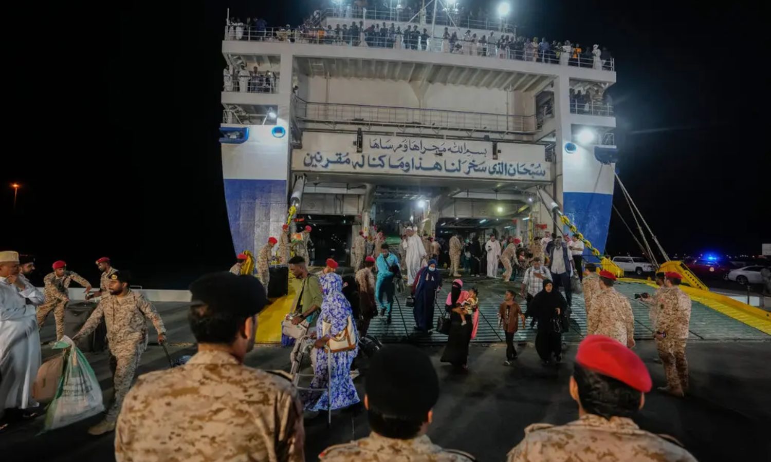 أشخاص جرى إجلاؤهم من السودان إلى السعودية عبر ميناء جدة- 4 من أيار 2023 (أسوشيتد برس)