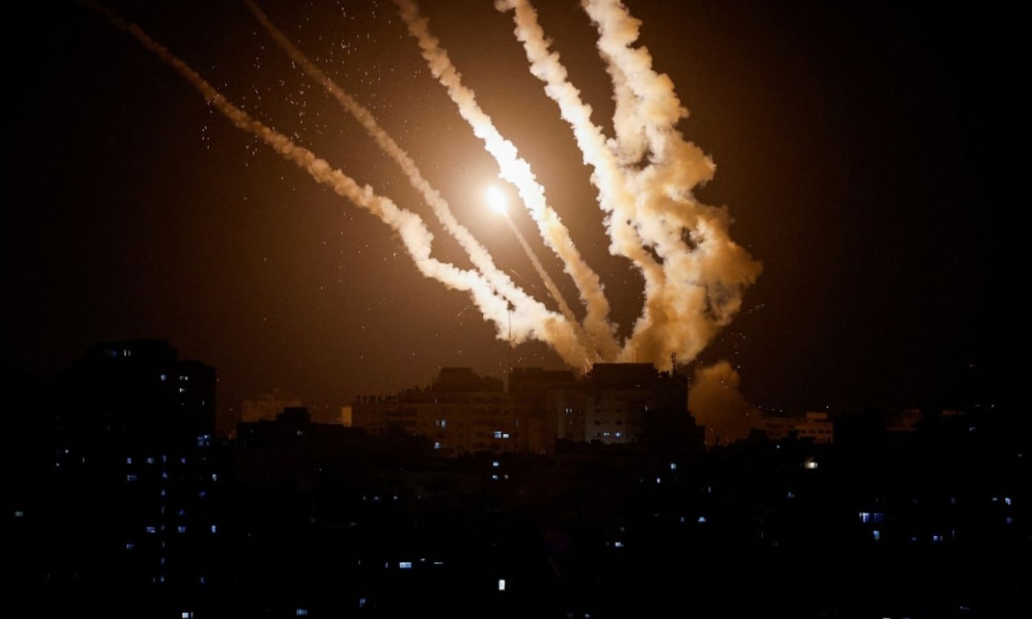 إطلاق صواريخ من غزة باتجاه الأراضي الفلسطينية المحتلة- 11 من أيار 2023 (رويترز)