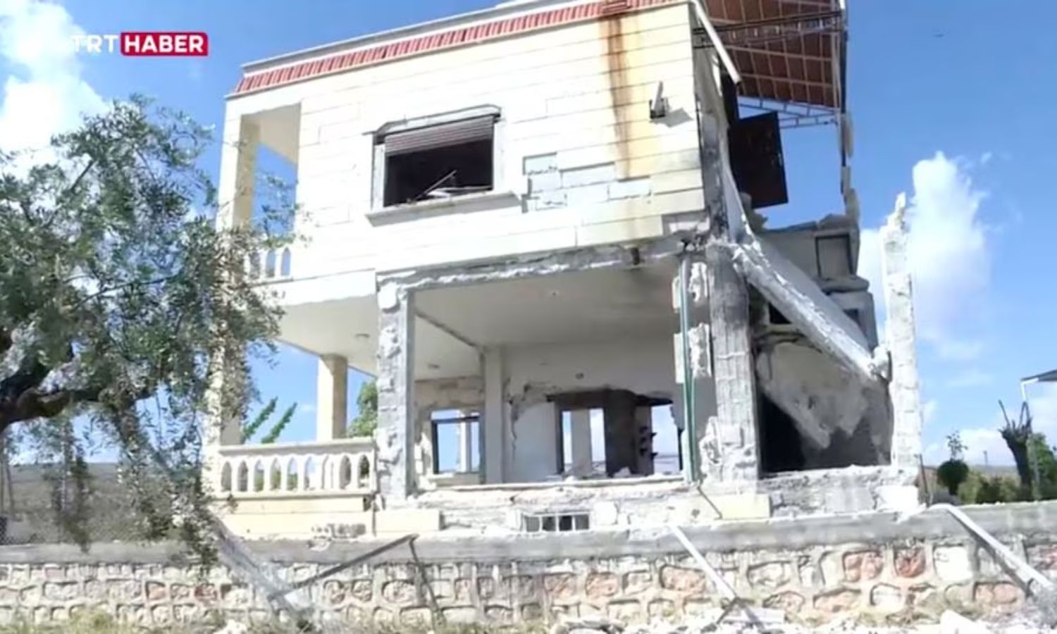 آثار الدمار في المنزل الذي قالت المخابرات التركية إنها قتلت فيه زعيم تنظيم "الدولة الإسلامية، "أبو حسين القرشي" في جنديرس_ 1 من أيار 2023 (TRT Haber)