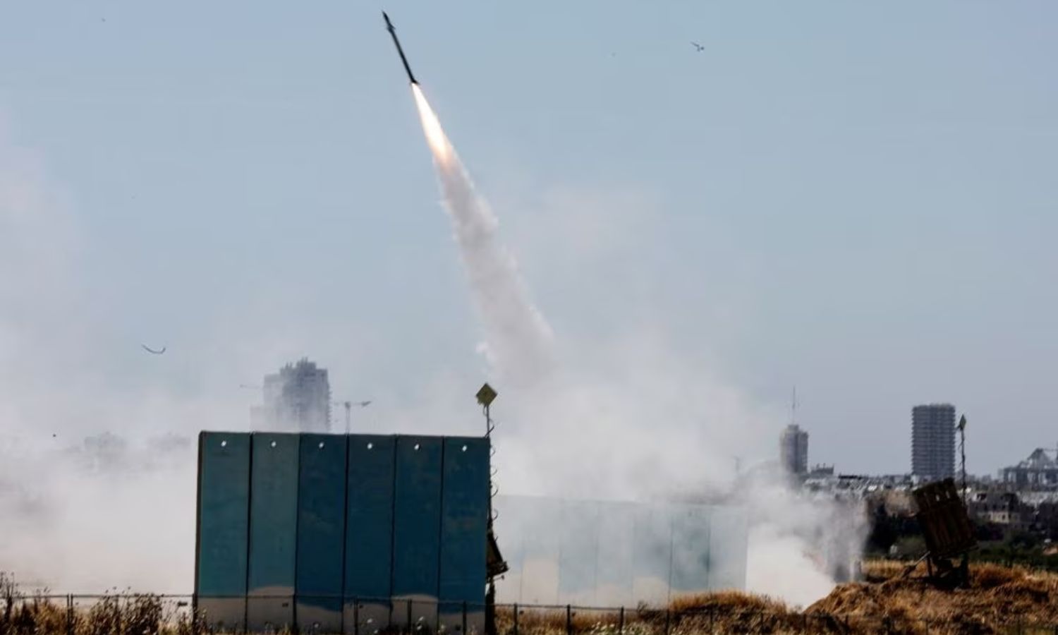 إطلاق صاروخ من قطاع غزة نحو الأراضي الفلسطينية المحتلة- 11 من أيار 2023 (رويترز)