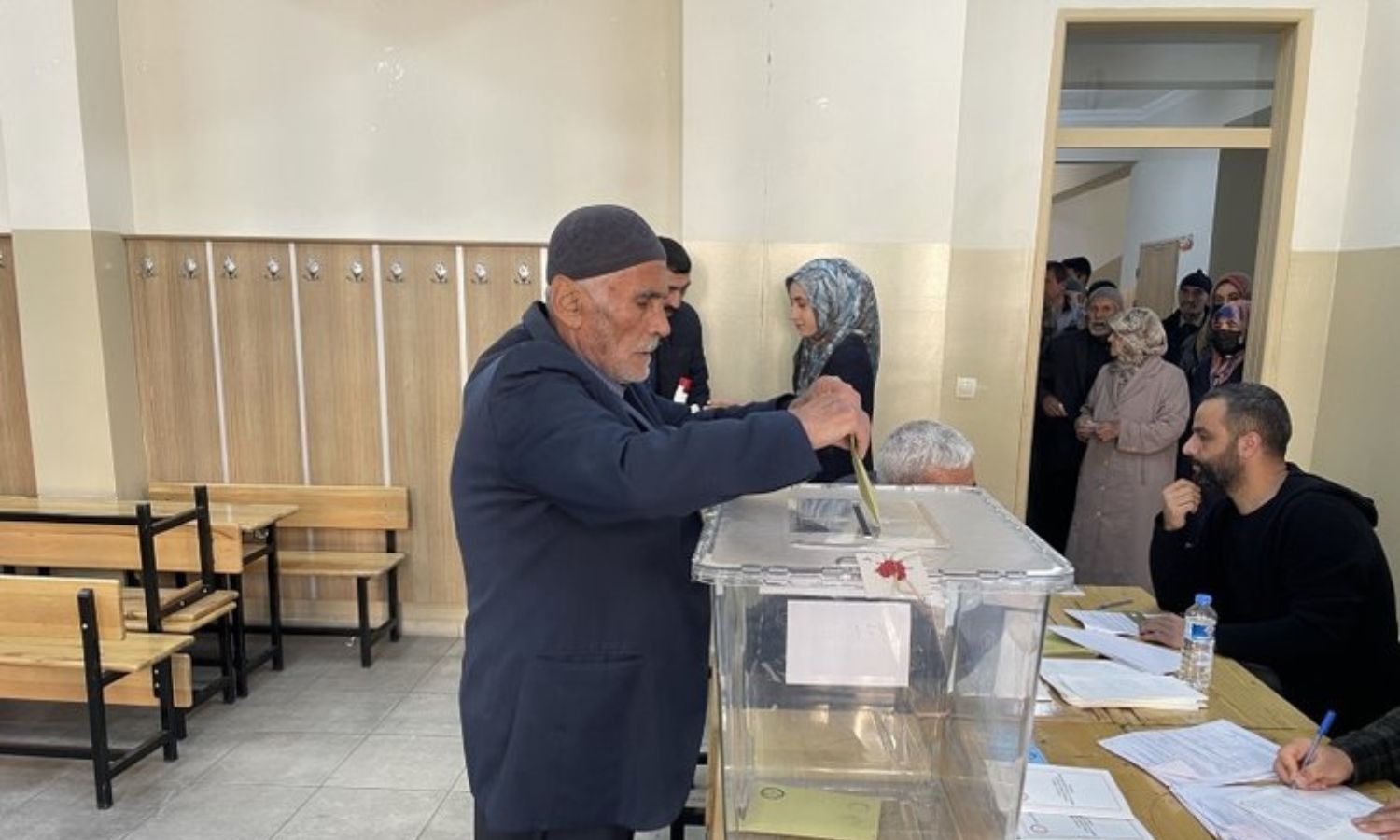 ناخبون أتراك يدلون بأصواتهم في الانتخابات الرئاسية والبرلمانية في ولاية غازي عنتاب التي تضررت من الزلزال- 14 من أيار 2023 (sabah)