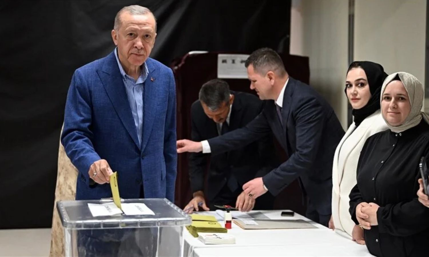 المرشح الرئاسي رجب طيب أردوغان يدلي بصوته الانتخابي في اسطنبول- 28 من أيار 2023 (الأناضول)