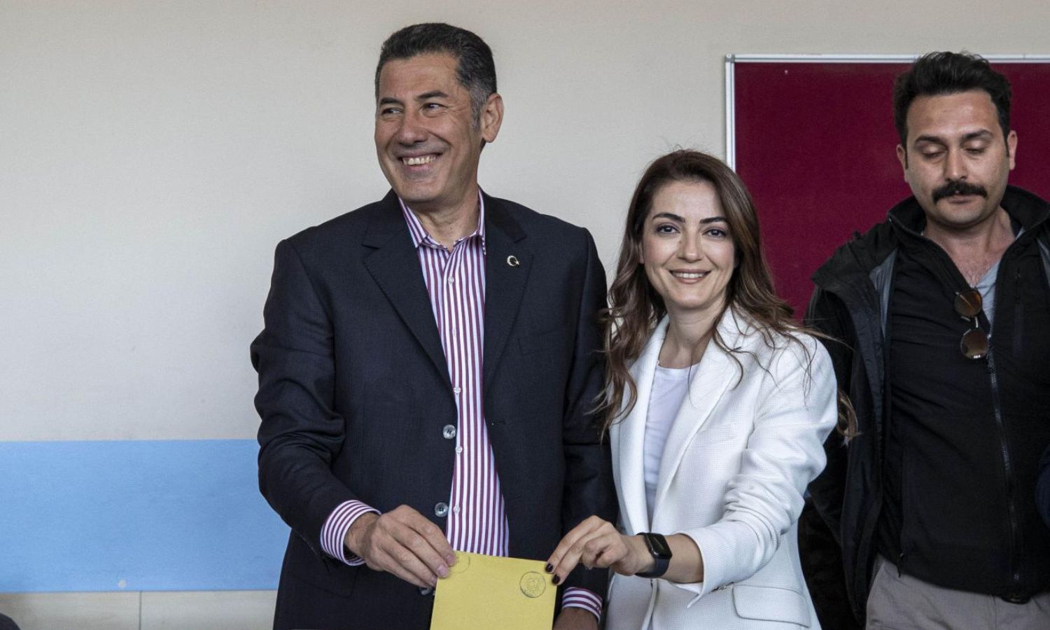 المرشح الرئاسي سنان أوغان وزوجته خلال الإدلاء بصوته في الانتخابات الرئاسية والبرلمانية في مركز اقتراع في أنقرة- 14 من أيار 2023 (AA)