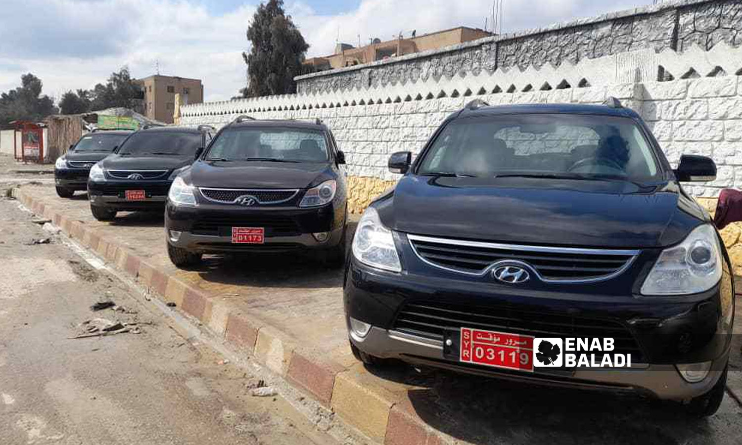 سيارات أوروبية بأحد معارض مدينة الرقة شمال شرقي سوريا- 25 من شباط 2022 (عنب بلدي\ حسام العمر)