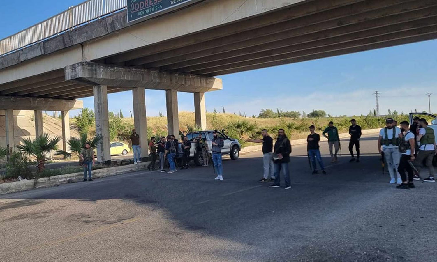 محتجون يقطعون طريق دمشق- السويداء احتجاجًا على العتقال أربعة شباب من أبناء المحافظة- 14 أيار 2023 (الراصد/ فيس بوك)