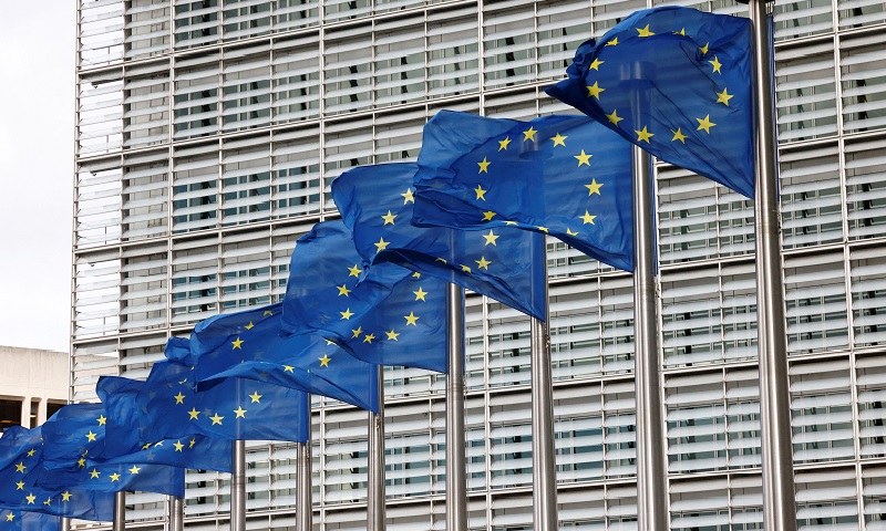 أعلام الاتحاد الأوروبي خارج مقر مفوضية الاتحاد في بروكسل - 28 كانون الأول 2022 (رويترز)