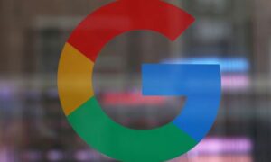 شعار شركة "جوجل" على واجهة متجر للشركة بمدينة نيويورك الأمريكية- 20 كانون الثاني 2023 (رويترز)
