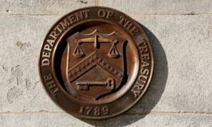 ختم برونزي لوزارة الخزانة في مبنى وزارة الخزانة الأمريكية في واشنطن- كانون الثاني 2023 (رويترز)