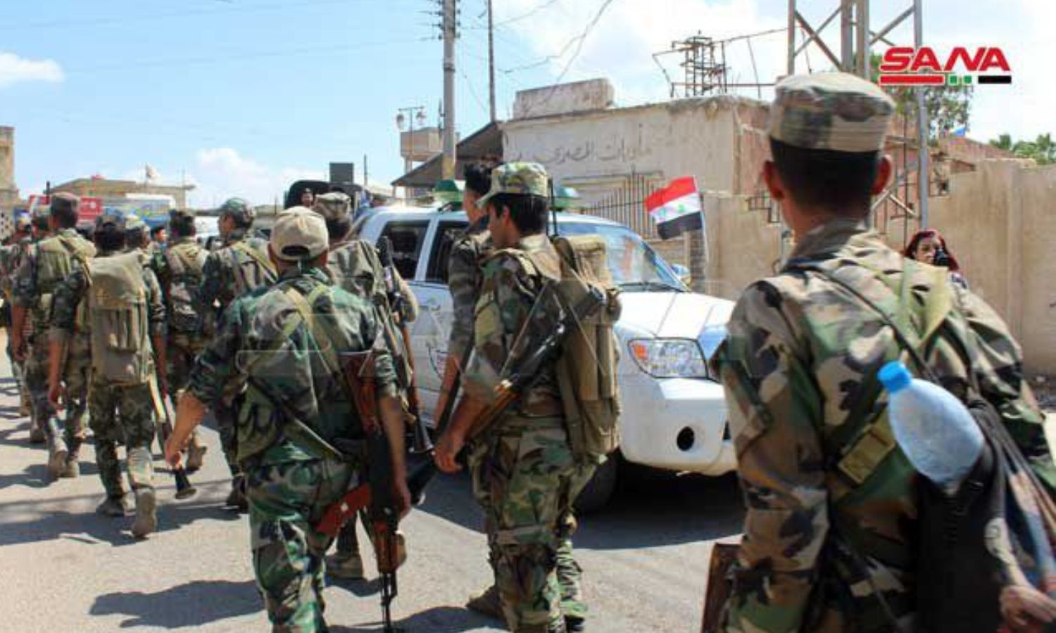 عناصر من قوات النظام السوري أثناء تمشيط بلدة المزيريب في درعا 2021 (سانا)