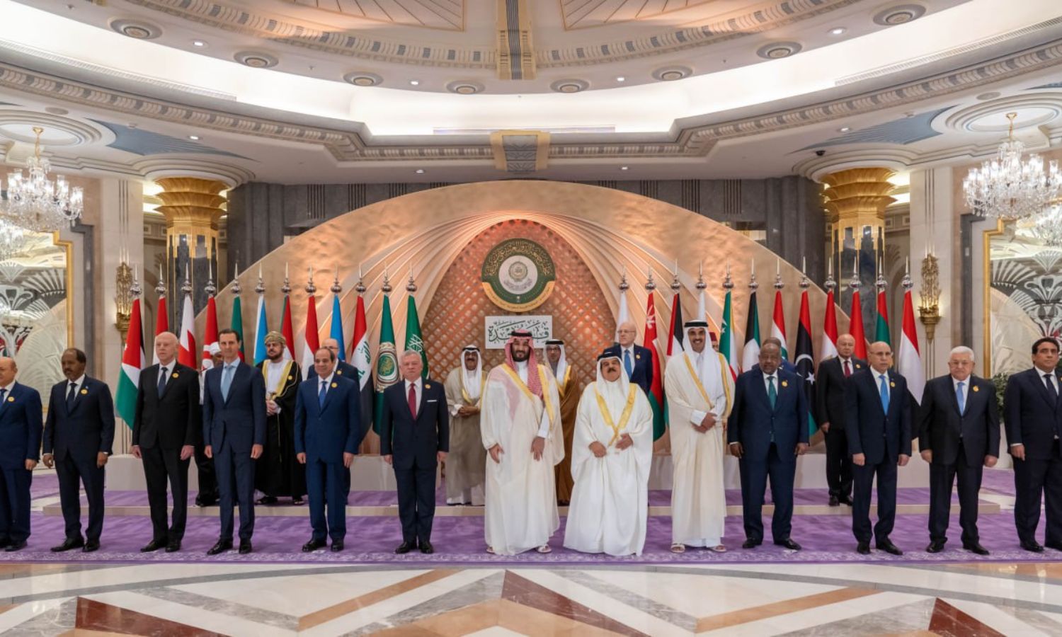 صورة جماعية لممثلي الدول العربية قبل بدء القمة العربية- 19 من أيار 2023 (العربية)