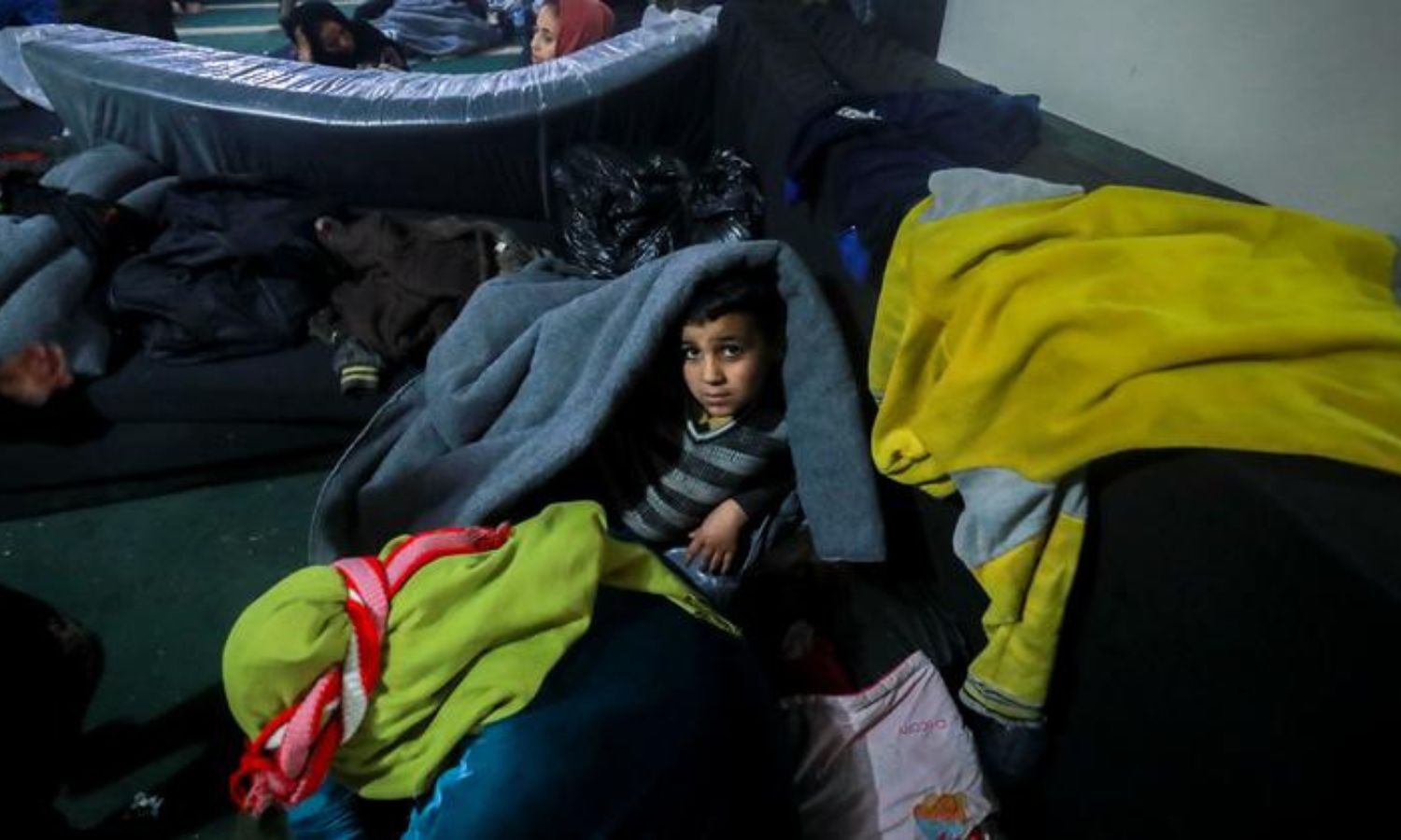 طفل سوري في مسجد مصعب بن عمير في الحسكة ضمن عائلات النازحين 2022 (الأمم المتحدة)