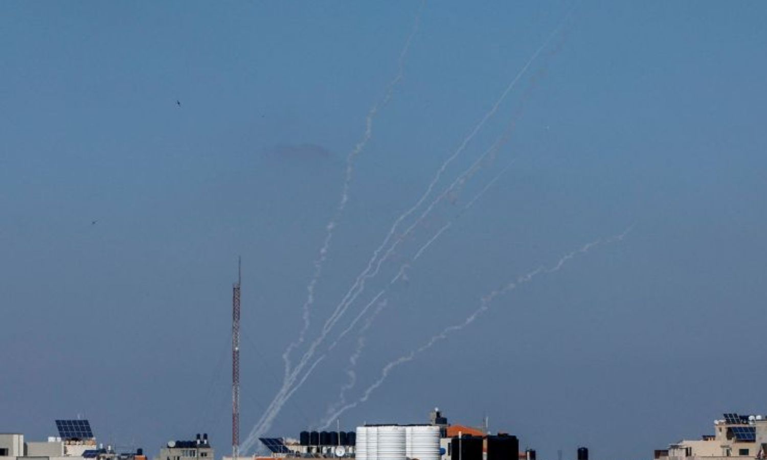 صواريخ أطلقت من غزة باتجاه مستوطنات إسرائيلية 2 من أيار 2022 (رويترز)