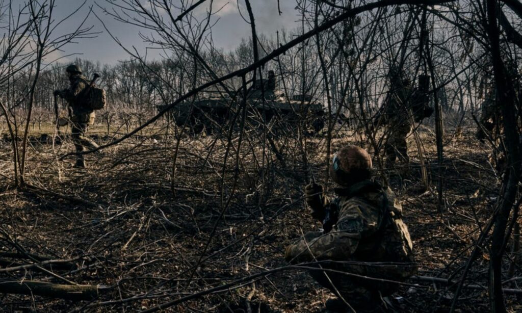 جنود أوكرانيون على جبهة باخموت 2023 (AP)