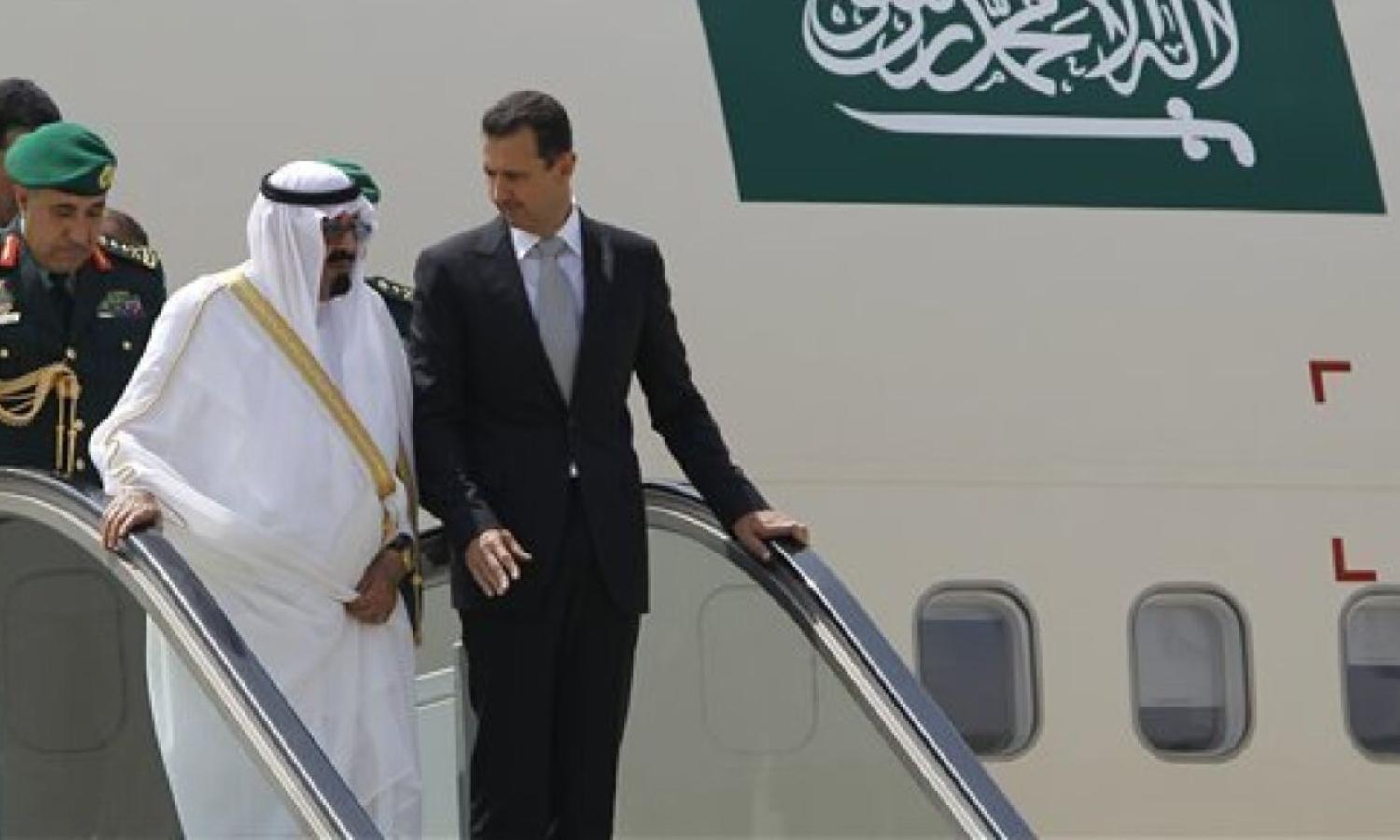 رئيس النظام السوري بشار الأسد والملك السعودي الراحل عبد الله بن عبد العزيز أثناء وصولهما للعاصمة اللبنانية بيروت 2010 (AP)