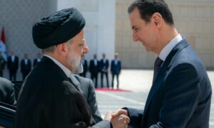 رئيس النظام السوري بشار الأسد يستقبل الرئيس الإيراني إبراهيم رئيسيي في سورايا- 3 من أيار 2023 (رئاسة الجمهورية)